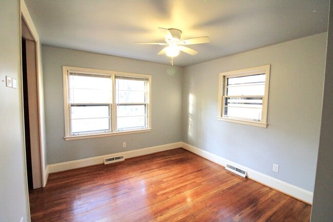 Building Photo - 2 bedroom Ranch with Fenced in Back Yard!!
