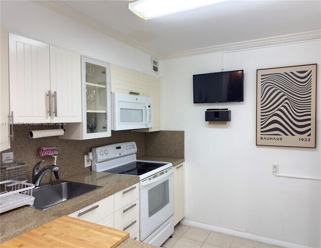 Building Photo - 5701 Collins Ave
