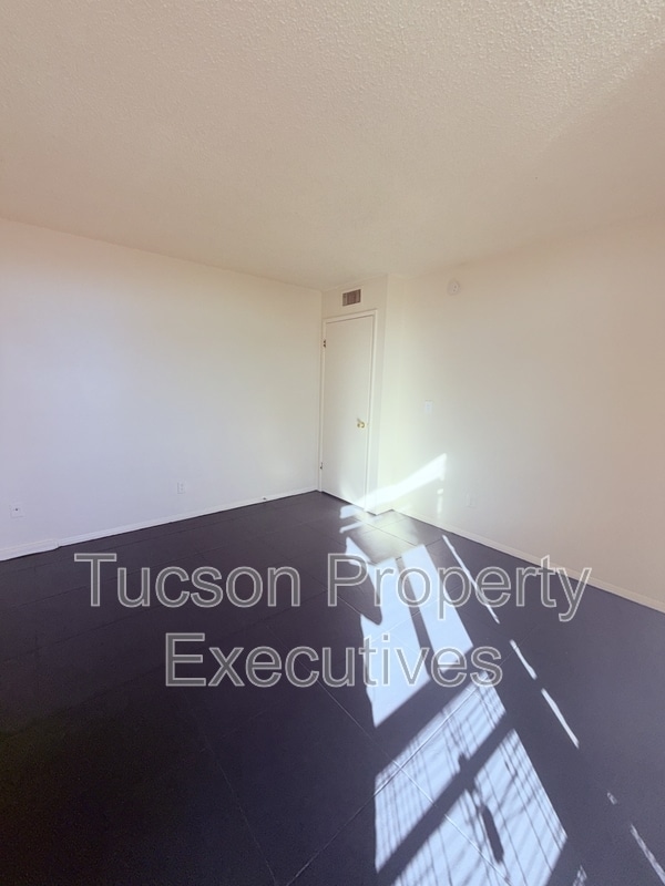 Building Photo - 2126 E Silver St