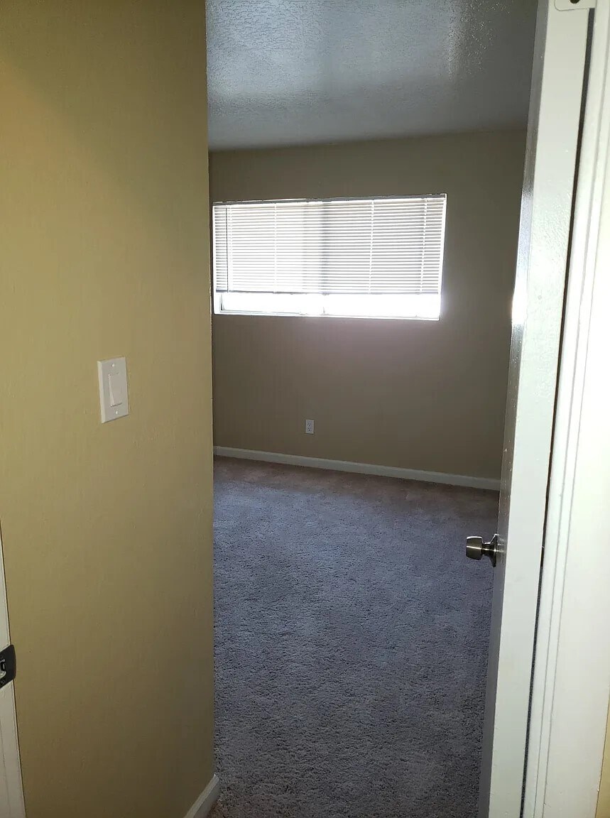 Building Photo - 8081 Via de Palmas Ln