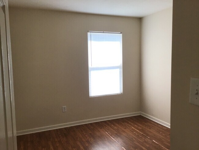 Building Photo - 4 bed 2.5 in Greenwood with HUGE fenced in...
