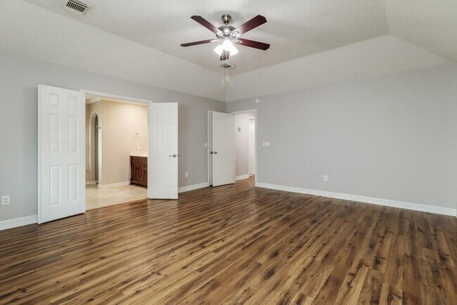 Building Photo - 4002 Ashwood Dr