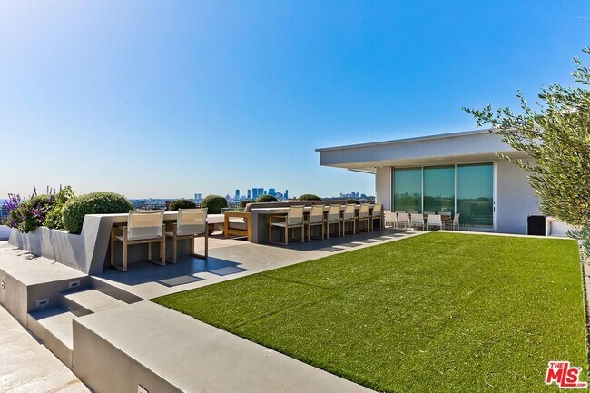 Building Photo - 1100 Alta Loma Rd