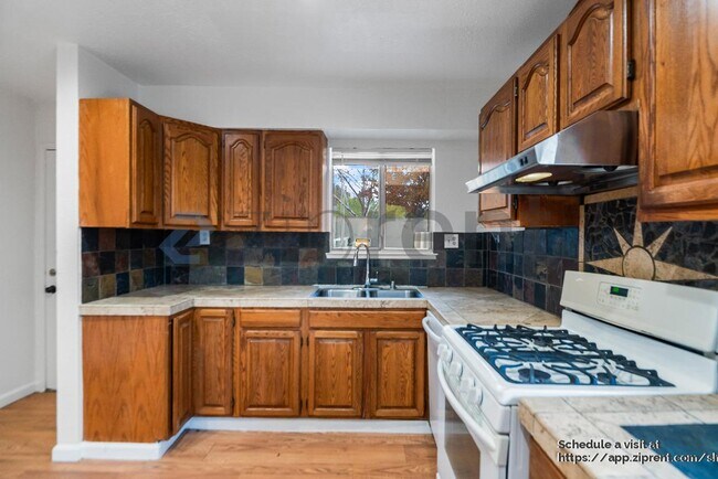 Building Photo - 909 N Estates Dr