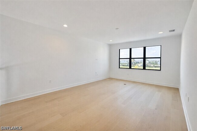 Building Photo - 12770 Woodbury Dr