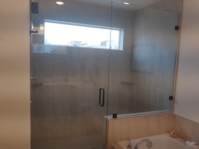 Building Photo - Townhome with Rooftop Balcony in Prime American Fork Location