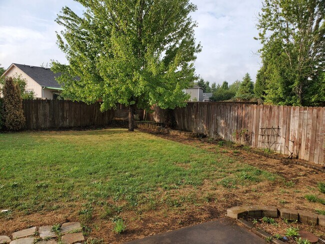Building Photo - West Eugene 4 Bedroom Treasure