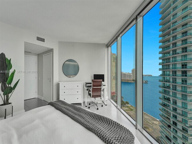 Building Photo - 1300 Brickell Bay Dr