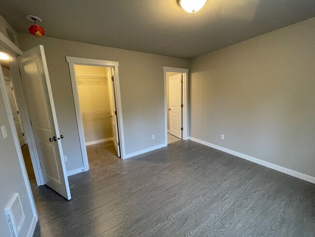 Building Photo - Beautiful 3 Bedroom Duplex with Garage!