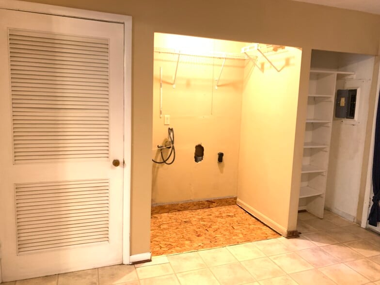 Building Photo - 272 Liverpool Rd