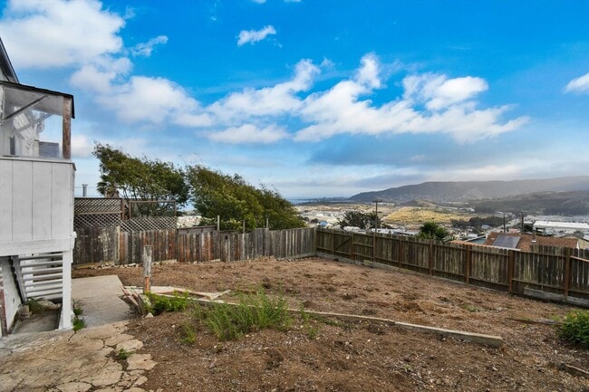 Building Photo - Three Bedroom House in Visitacion Valley