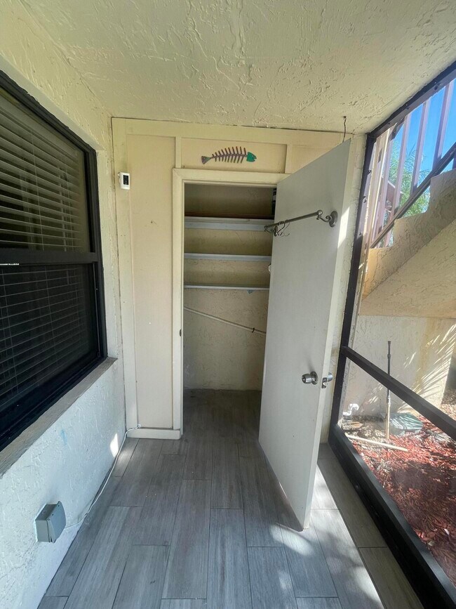 Building Photo - 7233 Golf Colony Ct