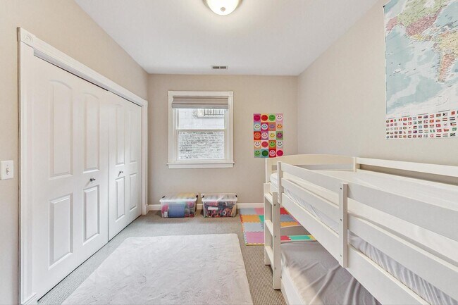 Building Photo - 3042 N Oakley Ave