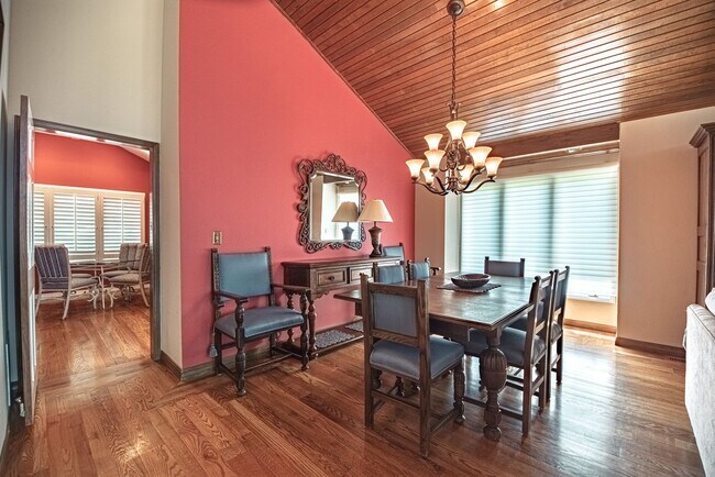 Building Photo - Luxury Living at Camels RIdge
