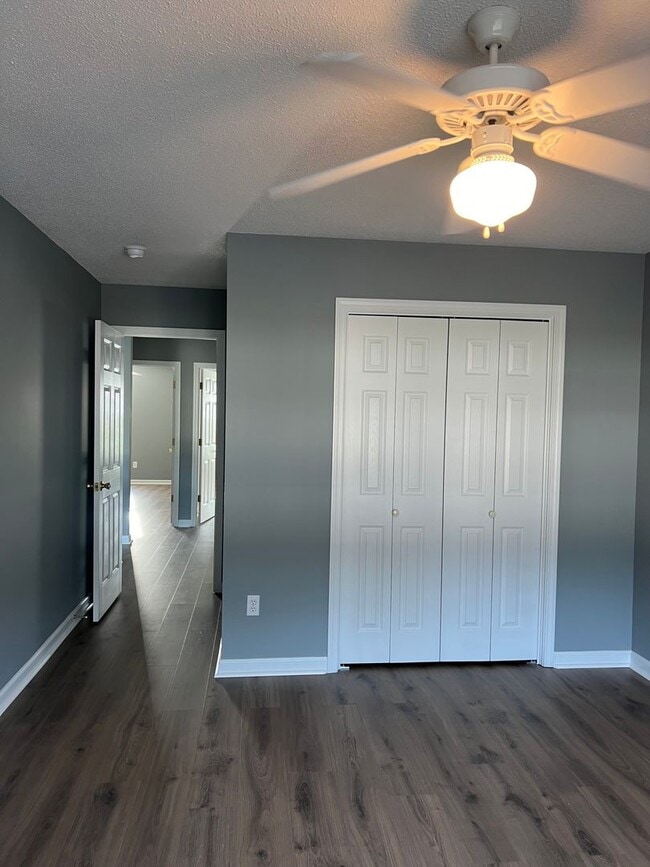 Building Photo - 107 S Spring View Dr