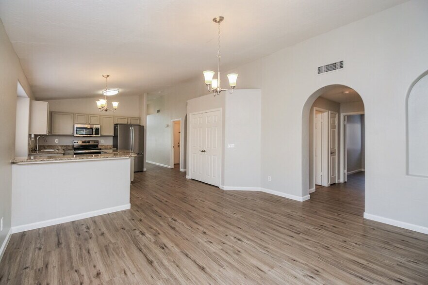 Building Photo - 748 W Dublin St