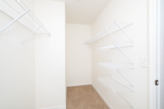 Building Photo - Spacious 5BR House in Gainesville