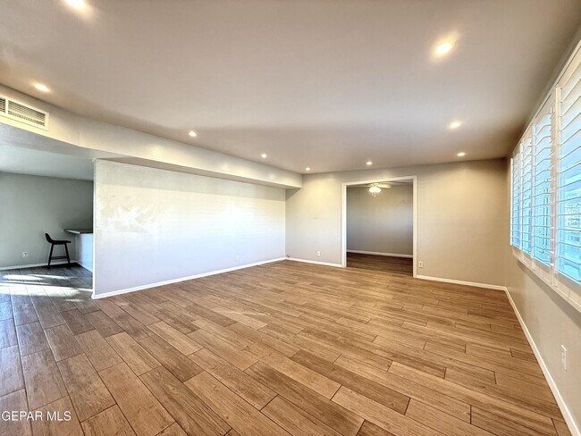 Building Photo - 10180 Saigon Dr