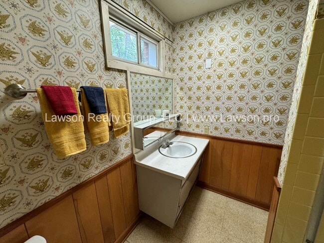 Building Photo - Spacious South Roanoke Home with Lawn Care Included