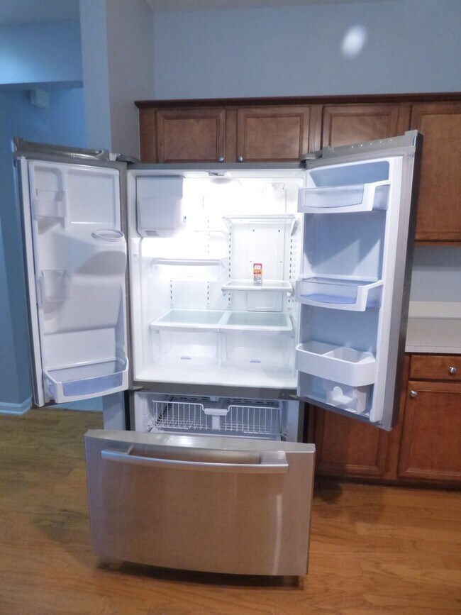 Building Photo - Lovely, Spacious 4 BR House! Vaulted Ceili...