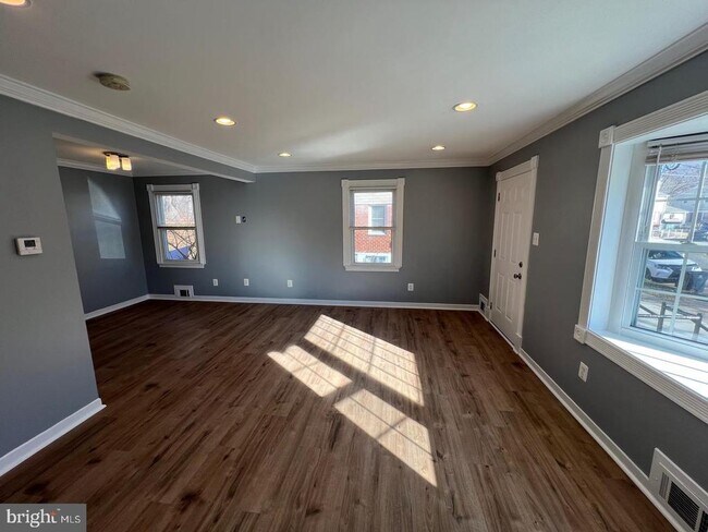 Building Photo - 5804 Shoshone Dr