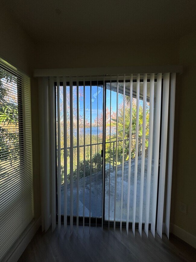 Building Photo - Move-in Ready condo 2/2