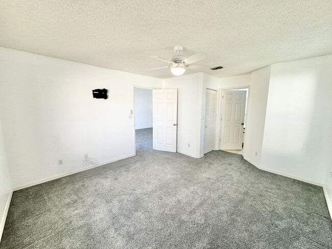 Building Photo - ** NEWCASTLE ** BERKSHIRE LAKES ** 3 BED /...