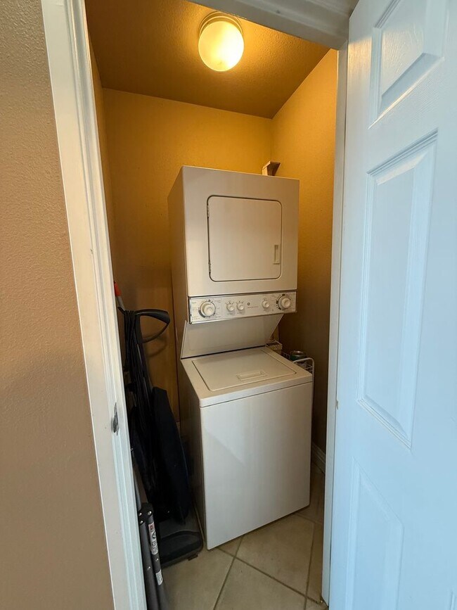Building Photo - Spacious 1bd/1ba TOP FLOOR CONDO! Availabl...