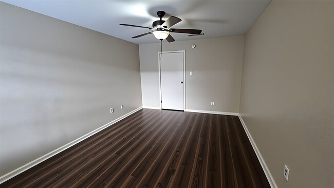 Building Photo - 7400 Bellerive Dr