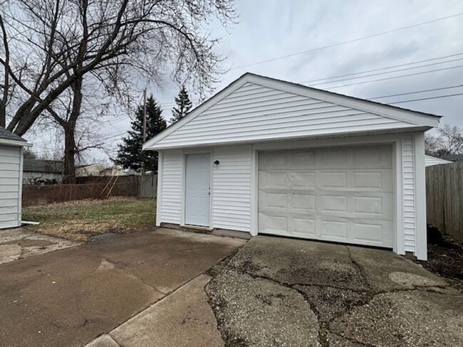 Building Photo - Check out this charming 4 Bedroom Ranch in Homewood Area of Lorain.