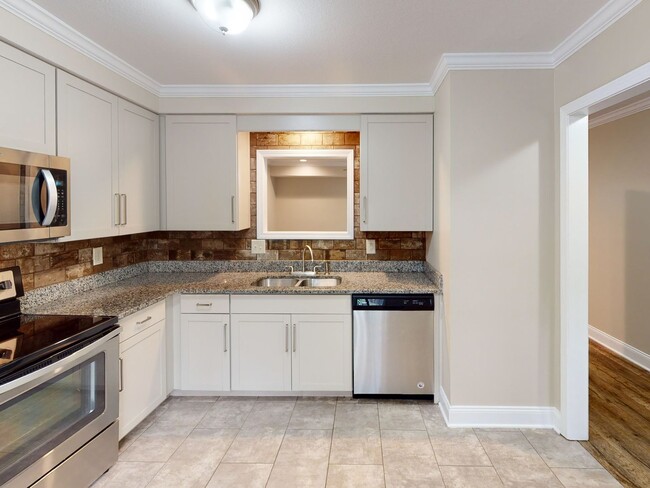 Building Photo - Move-in Ready Townhome in Desirable Sango ...