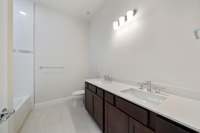 Building Photo - 818 SE Courances Dr