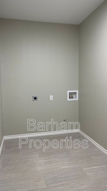 Building Photo - 307 Mackechney St
