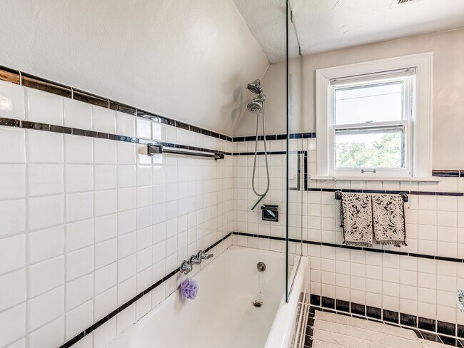 Building Photo - Beautiful 3bedroom/2 bathroom/1 Car Garage...