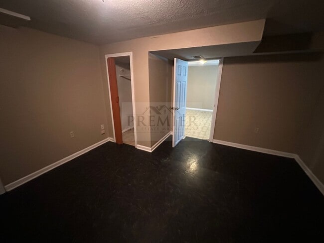 Building Photo - 4 bd/1.5 ba  house Rent $1475 -11808 Small...