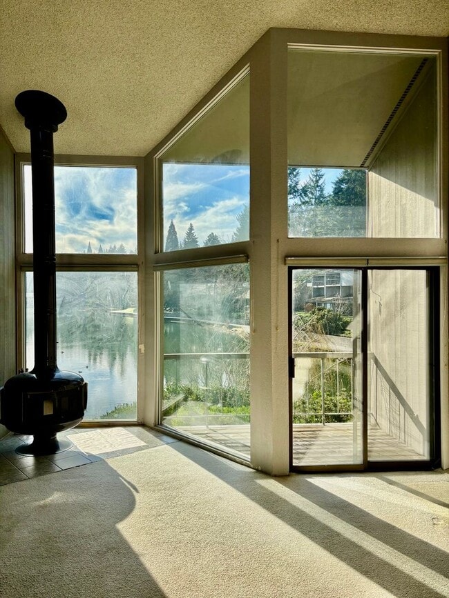 Building Photo - 2 Bed / 1.5 60-01 Redmond Townhouse $2,695/mo