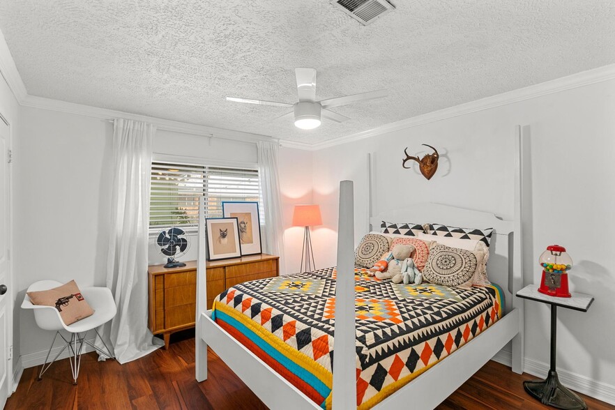 Queen bedroom with glorious feather bed and two closets - 1178 Bournewood Dr