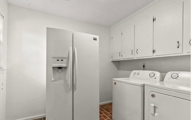 Building Photo - 3 bedroom, 2 bath