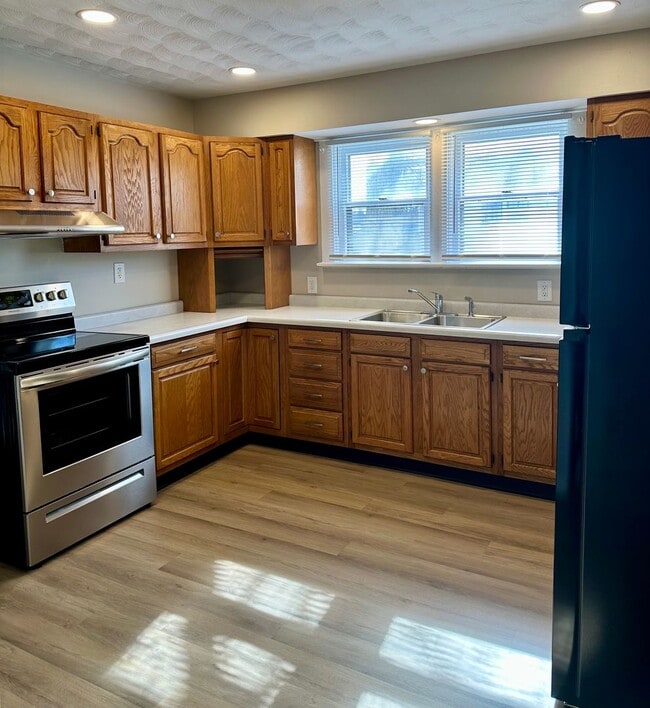 Building Photo - Renovated 3-Bedroom Gem within walking dis...
