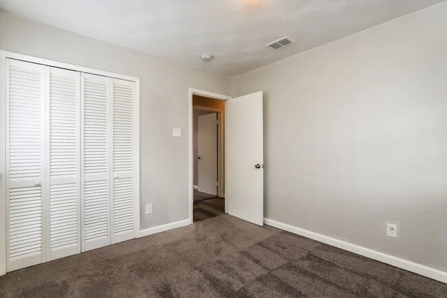 Building Photo - 2300 Narobi Pl