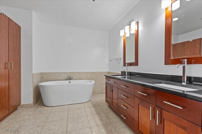 Building Photo - 4525 Dean Martin Dr