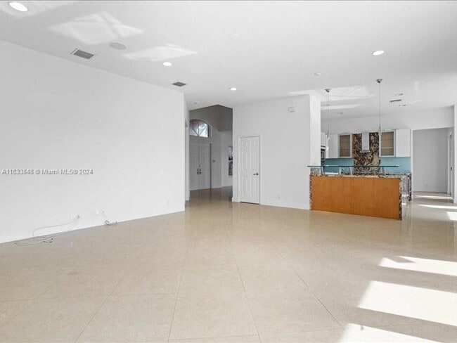 Building Photo - 926 Marina Dr