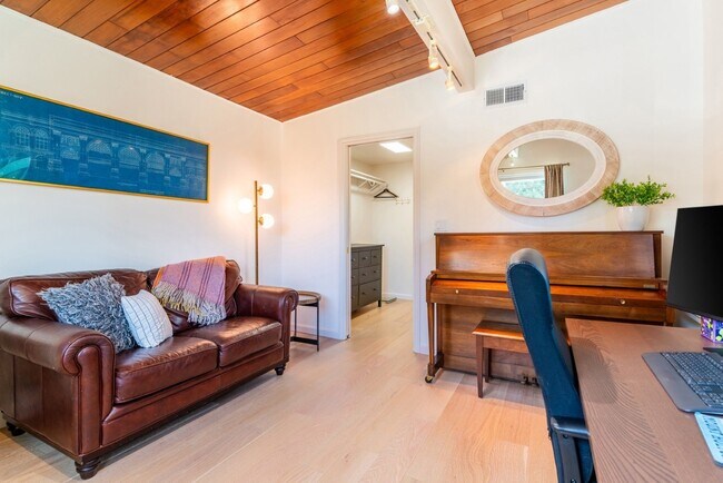 Building Photo - 4bd/1.75ba Shoreline Home
