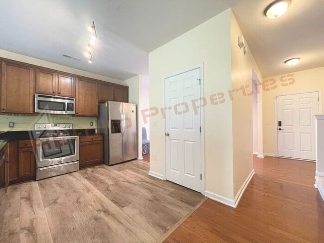 Building Photo - Comfortable 3-Bedroom Townhouse w/2 Assign...