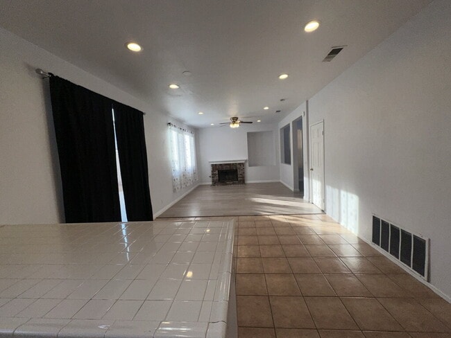 Building Photo - Charming 3 Bed, 3 Bath Home in Corona