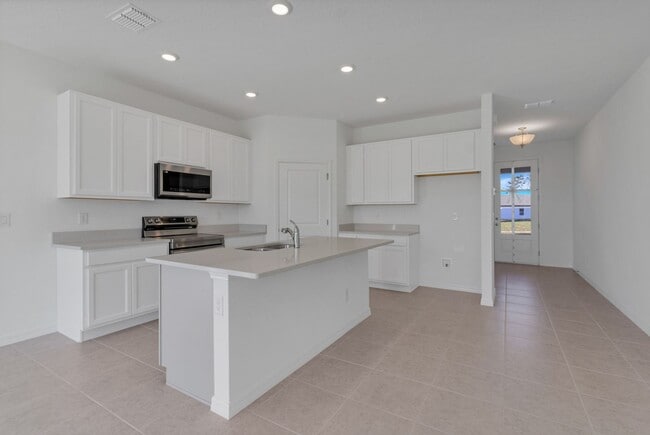 Building Photo - Like-New Ashton Woods Spacious 5BR 4BA, Prime Location Near I-4!