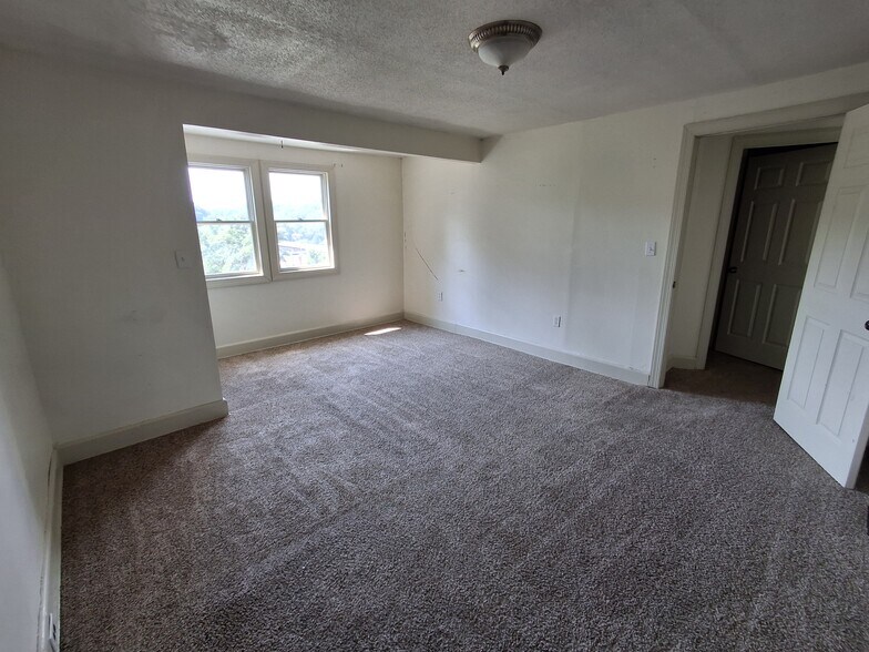 Building Photo - 288 Sherwood St