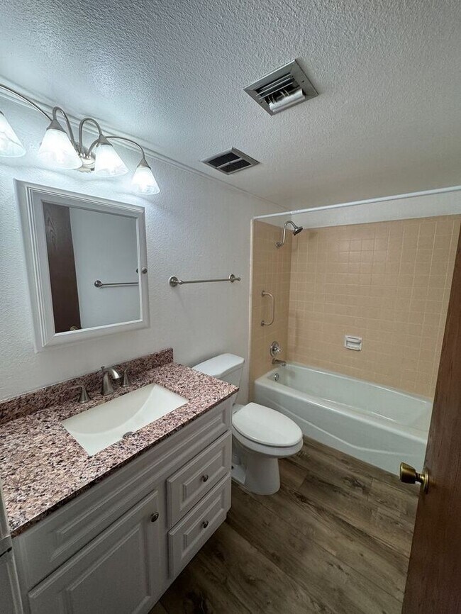 Building Photo - Charming 3 bedroom 2.bath with yard