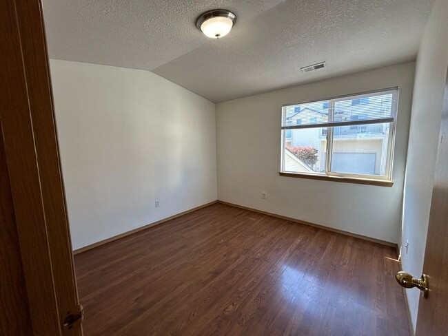 Building Photo - "Move-In Special: December Rent Discount !...