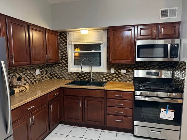 Building Photo - 1335 Gifford Ct